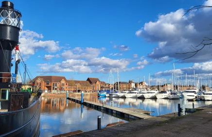 Peaceful Waterfront Apartment, Private Parking, Hull Marina - Foto 32