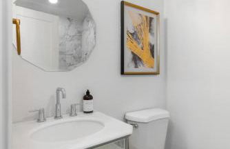 Vibrant Neon Condo Near Restaurants, Coffee and Bars - Foto 22