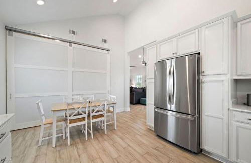 Gorgeous Home with Huge Private Pool and Game Room - Foto 17