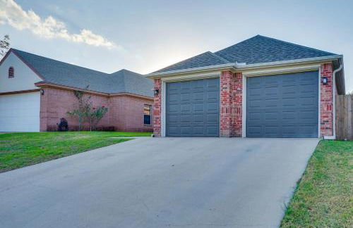 1 Mi to Historic Dtwn Weatherford Home with Yard - Foto 23