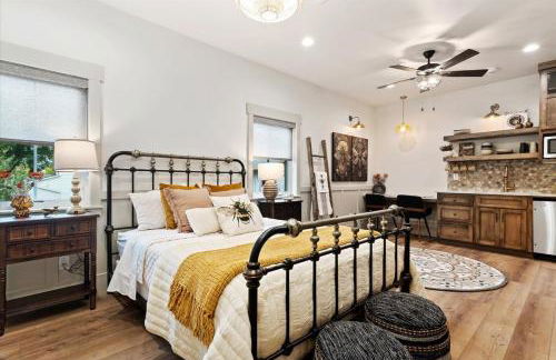 The Bee Room - Cozy Retreat on Midway Main Street - Photo 1