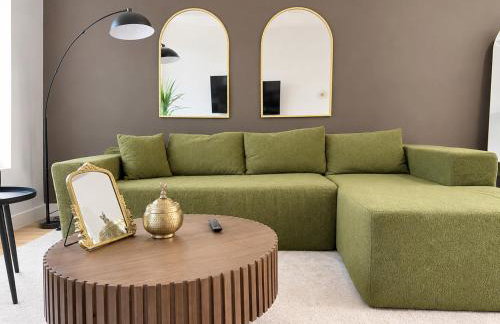 Luxe Deco Haven with Pool, Gym & Parking Close to Disneyland - Foto 1
