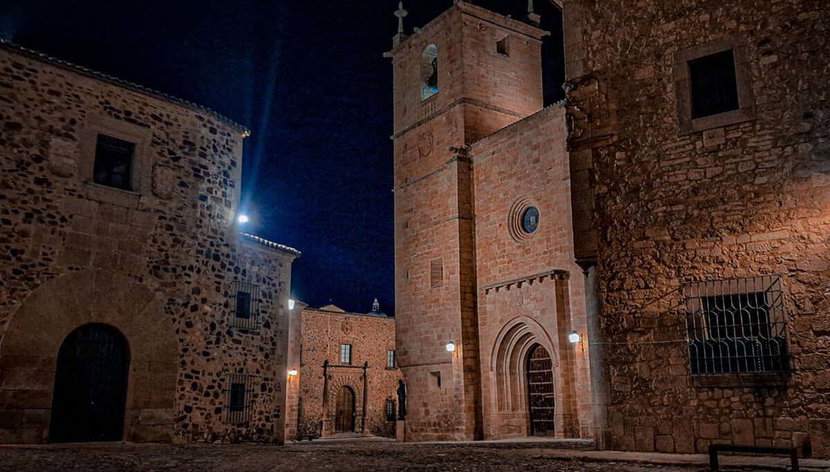 Free tour de los misterios y leyendas de Cáceres - Foto 2, Paseando por las calles de Cáceres por la noche