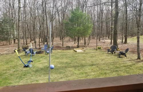 Serenity and Fun all in one in this Cozy Pocono Cabin - Foto 42