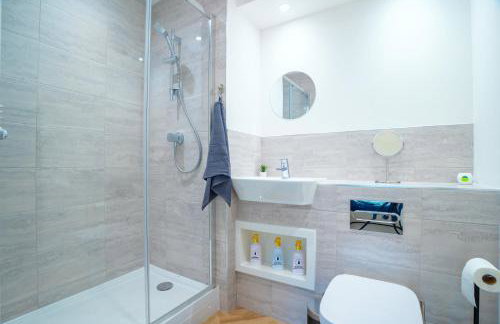 2 Bed Stylish Stay - By Holiday homes - Foto 10