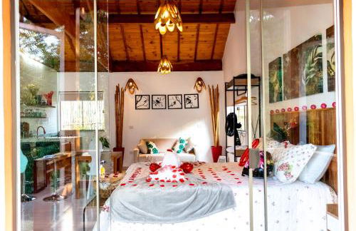 Chalé Canto do Galo 2 - Hidro da Jacuzzi, Lareira Ecológica, Cozinha Completa, Wi-Fi 80mbps, próximo a comércio local e relaxando ao som do riacho - Photo 20