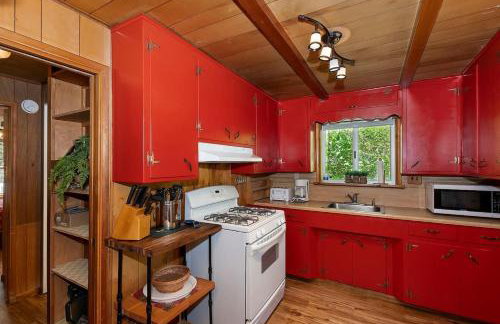 Sunshine Cabin - Cozy 2-Story Getaway - Photo 18
