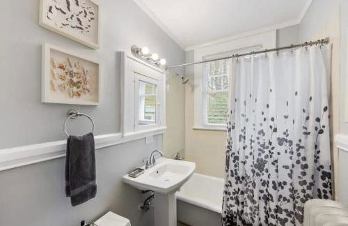 Elegant and Colorful 1BR with Covered Porch - Foto 8