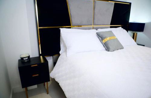 Perfect 1 Bed Apartment Sleeps 5 1 Kingsize bed 1 double Sofabed & Foldable Single bed Free Parking Wifi good transport network shopping Holiday Makers Families Contractors in North London - Photo 28