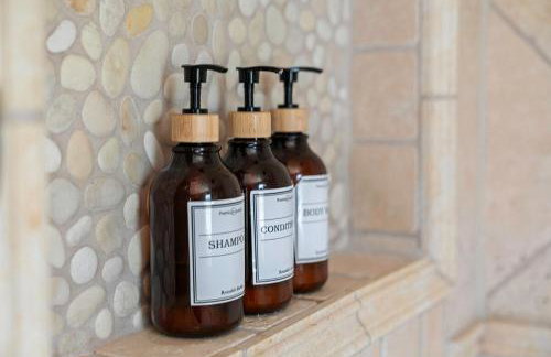 Cozy Pet-Friendly Condo l Pool l Dock l Walk to Parks - Foto 19