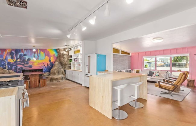 Northview Mid-century Escape Pool Firepit Bocce - Foto 16