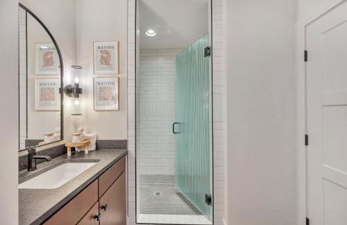 New 2 Luxe Townhomes with Rooftops Sleeps 24 - Foto 17