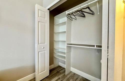 Modern 4BR 2BA with pool in gated community - Foto 6