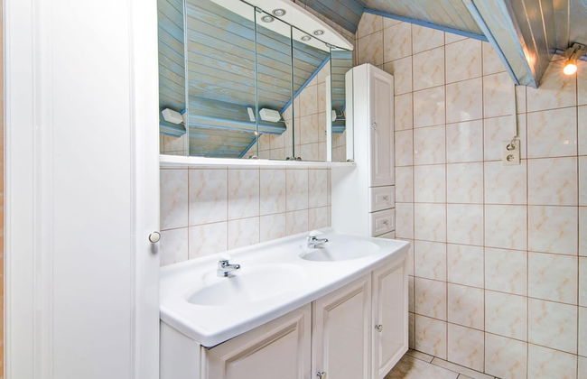 Charming Stay Near Forests - Photo 15