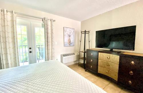 Condo in Waterfront Resort with Balcony Close to Beaches Free Bikes - Photo 9