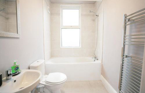 Sheffield Contractors and MONTHLY Stays 3BR 3 Bath house Managed by Chique Properties Ltd - Foto 16