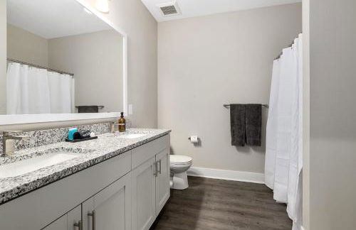 Modern 2BR 2BA New Build Condo with Garage & Patio - Foto 40
