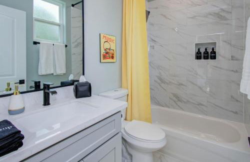 3bd-Rooftop Movie Theater-BBQ-Retro Music Theme-Downtown 8mins - Photo 19