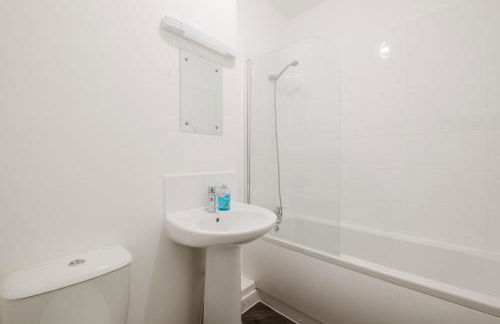 Modern and Comfortable Home away from Home - Photo 3