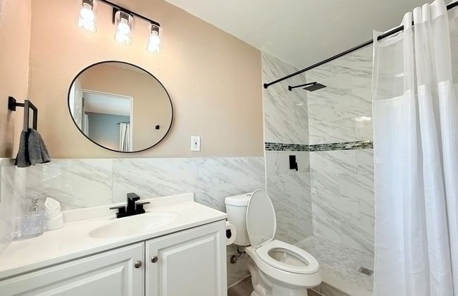 Spacious Modern King bed Game Room More - Photo 35