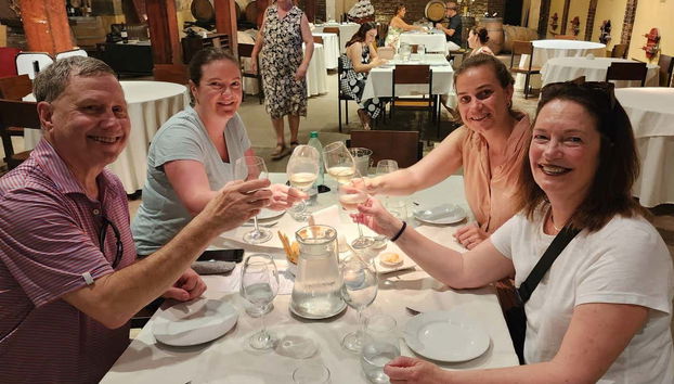 Realizando una cata de vino en Colonia del Sacramento