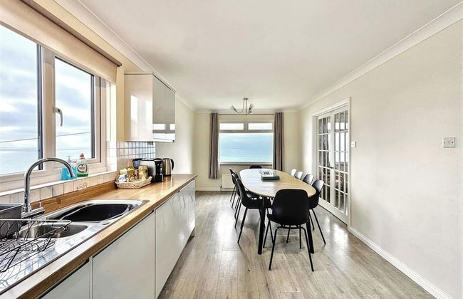 Seaside Escape-sleeps10-family&petfriendly-balcony - Foto 1