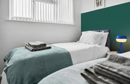 Modern 3BR, Sleeps 6, Great for groups, free parking, fast WiFi - Foto 13