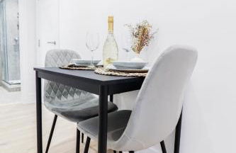 The Eden Suite - 1BR Chic Apt with Luxe Shower, Smart TV & Free Secure Parking in Central High Wycombe HP13, Sleeps 3 - Foto 38