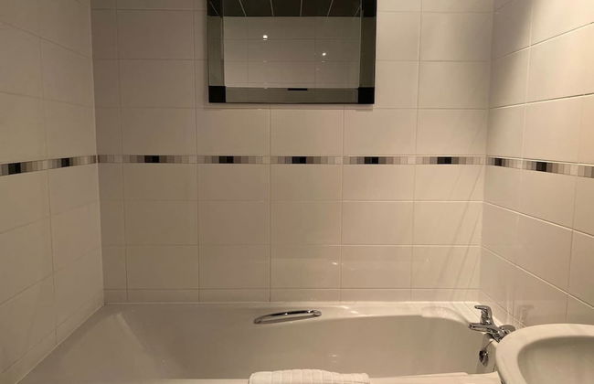 4-bed House With Private Garden in Barnsley! - Photo 24