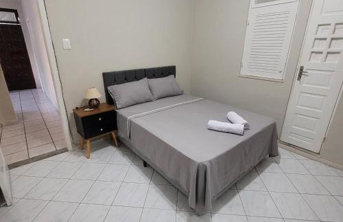 casa em rua tranquila a 200 metros do agito do Rio Vermelho e praia - Foto 2