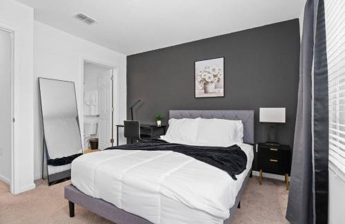 Luxe 2BR Townhome | Pool | Close to Beach - Foto 6