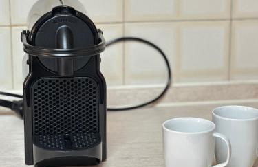 Mamour Apartments, Near Tram & 8' to Beach, Queen Bed Comfort - Foto 15