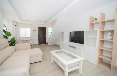 Stylish 3-Bedrooms Getaway with Terrace & Pool - Foto 36