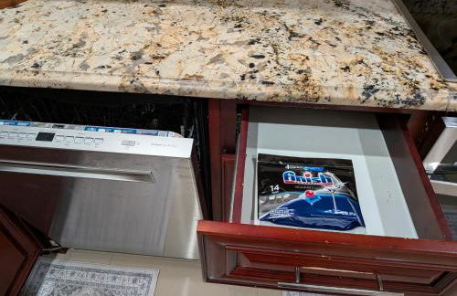 3br,3ba home near Downtown and Airport, Walk to the Stadium - Foto 12