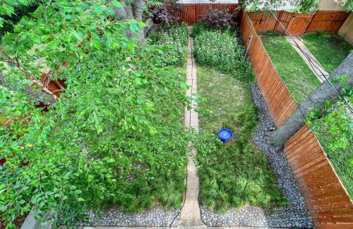 2BR with Workspaces & Deck ABODEbucks - Foto 38