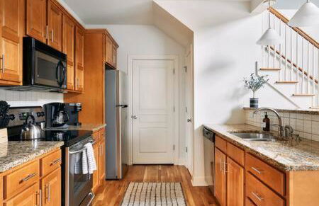 Modern Home next to Vanderbilt Campus with Parking, Screened Porch & Workspace, Walk to Hillsboro Village, Fido & Pancake Pantry, Minutes to Music Row, 12 South & Broadway, Perfect for Families, Friends & University Visits - Foto 12