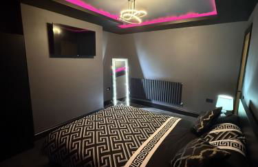 SK Stays Modern Luxury Home With Jacuzzi Bath & Cinema Room - Foto 22