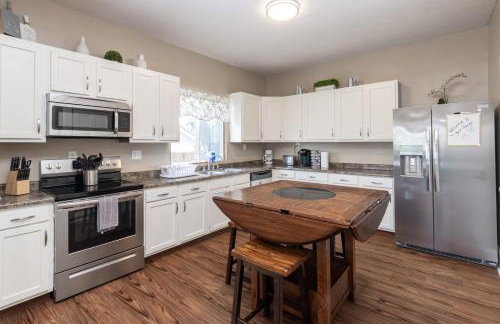 5 Bedroom 3200 Sq Ft House for Downtown Travelers - Photo 22