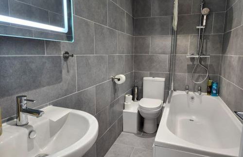 Hazel 1-Bedroom Flat, Parking, WiFi, Netflix, Prime location - Foto 7