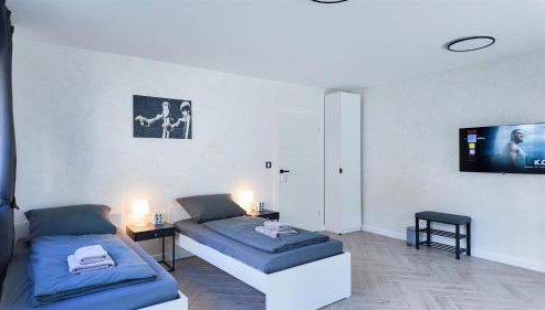 ALFA Stuttgart Doppelzimmer mit Teeküche und Terrasse Porsche Bosch l Gemeinschaftsbad WIFI SmartTV l Double room with kitchenette and terrace l shared bathroom BS21A5 - Foto 3, wardrobe