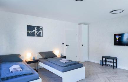 ALFA Stuttgart Doppelzimmer mit Teeküche und Terrasse Porsche Bosch l Gemeinschaftsbad WIFI SmartTV l Double room with kitchenette and terrace l shared bathroom BS21A5 - Foto 3