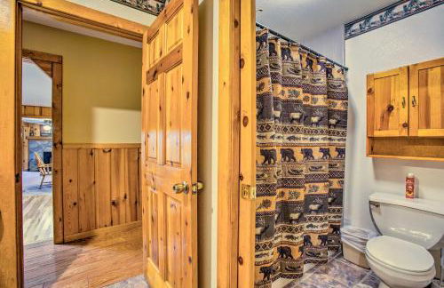 Riverfront Manton Cabin with Pool Table and Fire Pit! - Foto 15