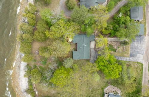 Yorita Manor - Lake Front Getaway! Dogs, Fire Pit & Deck - Photo 32