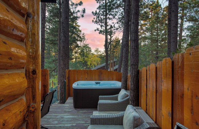 Pinetree Place by Avantstay Group Cabin w/ Hot Tub Minutes to the Lake - Photo 71