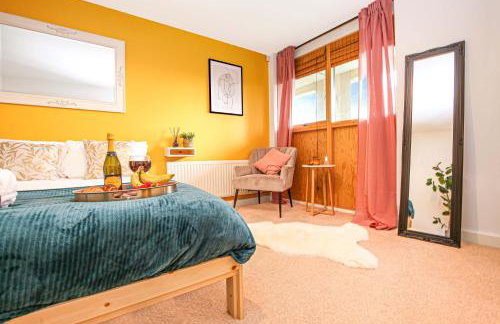 Beautiful City Centre Apartment with Free Parking, Fast-Wifi, SmartTV with Netflix and Private Garden by Yoko Property - Foto 16