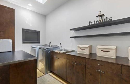 LUX Treehouse on Private Lake next to Lake Conroe with Game room, Paddleboards, Lake Views, and more! - Foto 19