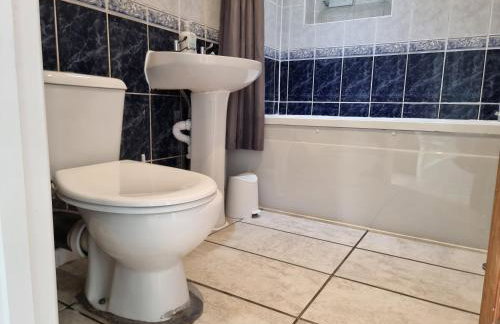 Entire 3 bedroom home with Parking in Welling, London, UK - Photo 15