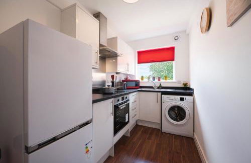 Spacious and Bright 2 Bedroom Apartment, Sleeps 6, 1st Floor with Free Parking, Business and Leisure by Jesswood Properties - Photo 6