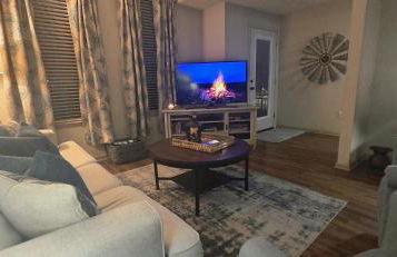 Old Fort Loft King & Queen suites nearest accomodation to Marshals Museum power your EV for free! - Foto 31