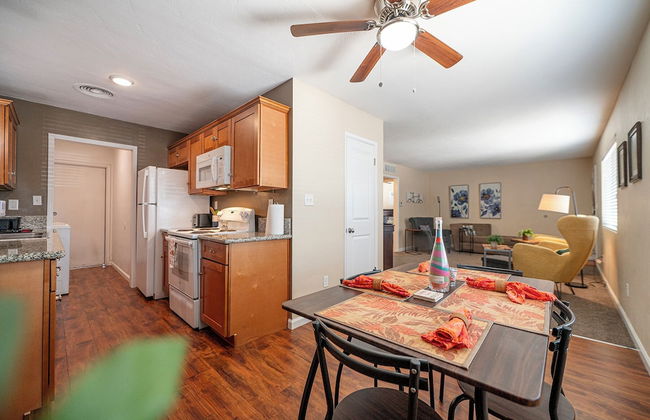 Longer Stay for Travelers Blocks from Hospital and Downtown Security Gates - Foto 17